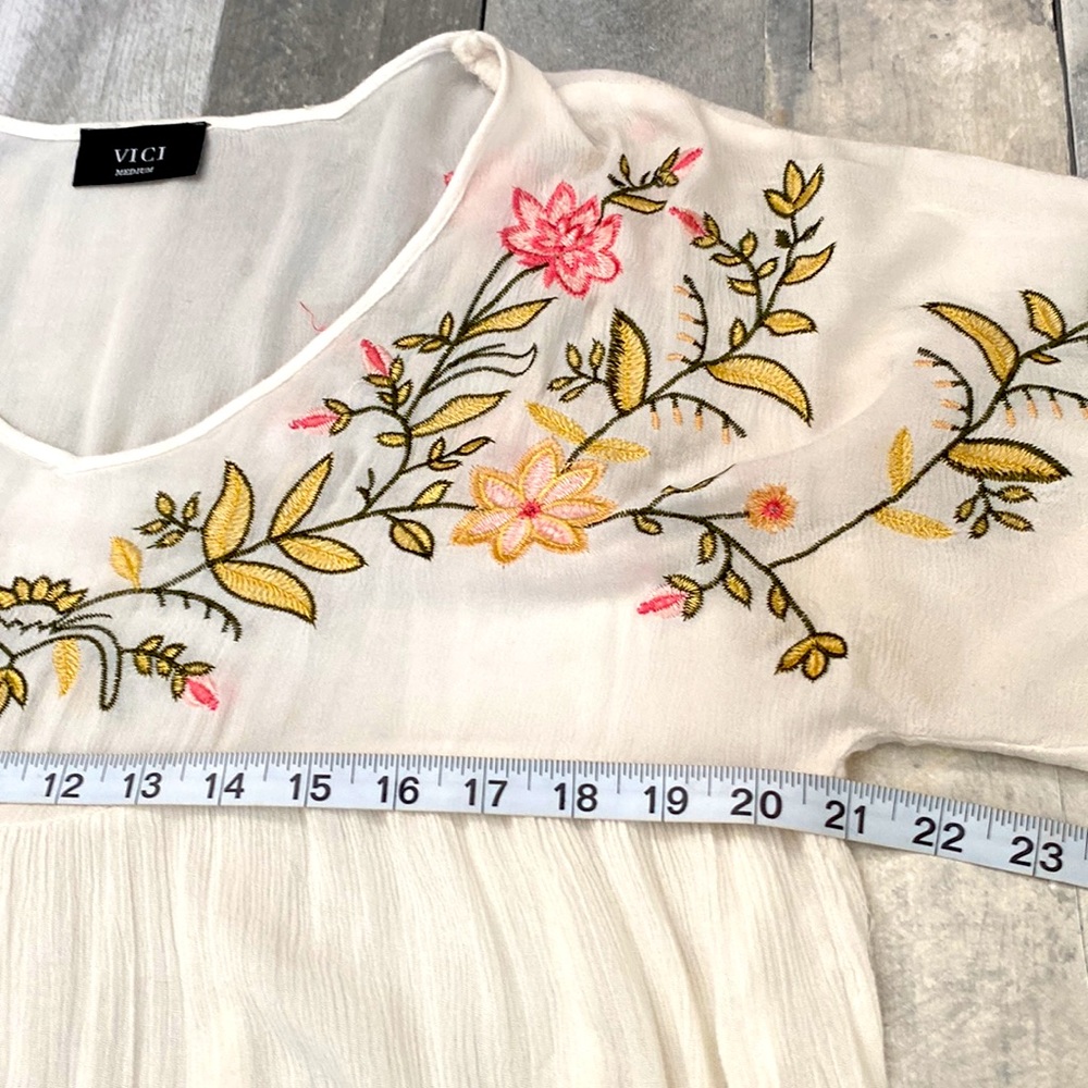 Vici Embroidered Floral Bohemian Top Size M - Picture 5 of 8